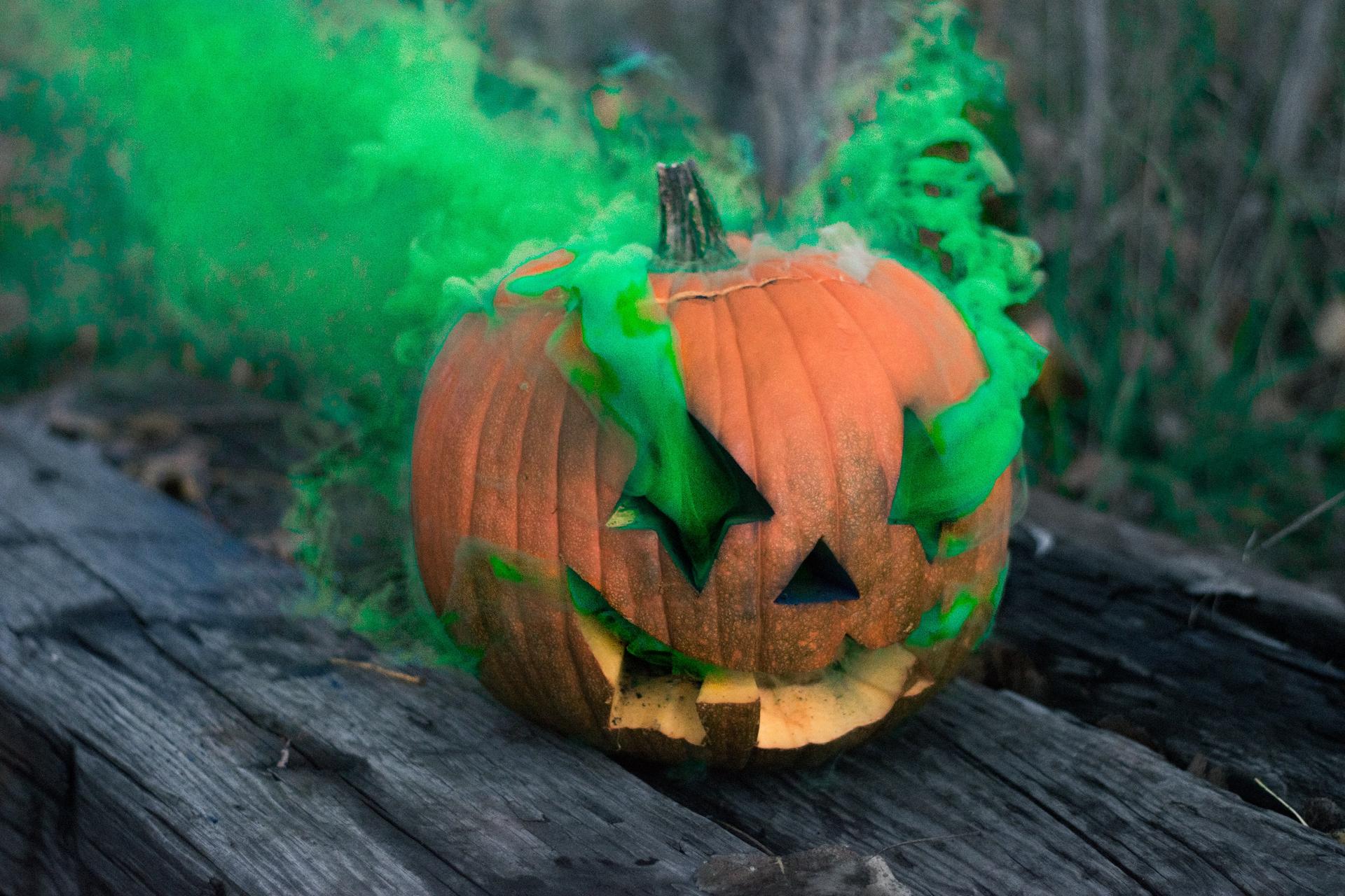 Citrouille d'Halloween endiablée et ses fumigènes verts.