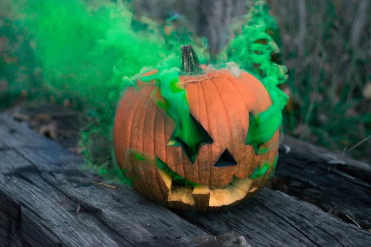 Citrouille d'Halloween endiablée et ses fumigènes verts.