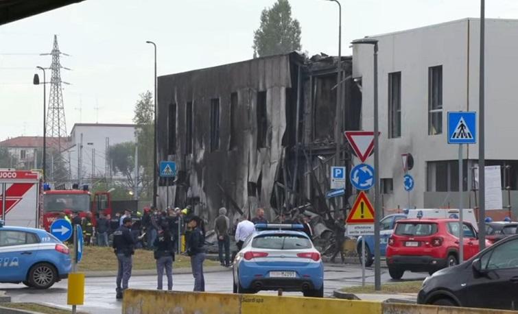 un bâtiment brûlé par un crash d'avion