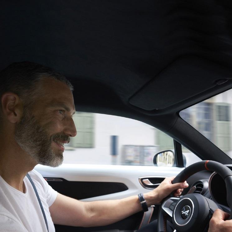 un conducteur au volant d'une Alpine