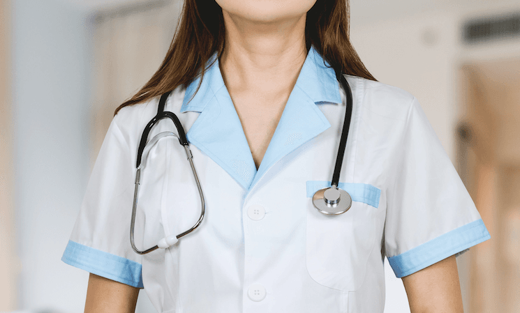 Une femme docteur dans un cabinet médical à Londres avec un stéthoscope