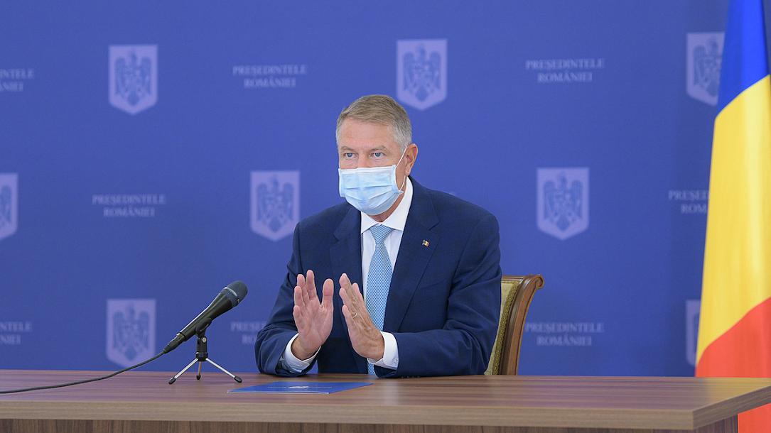 Iohannis plonge dans les sondages, le leader radical Simion gagne du terrain