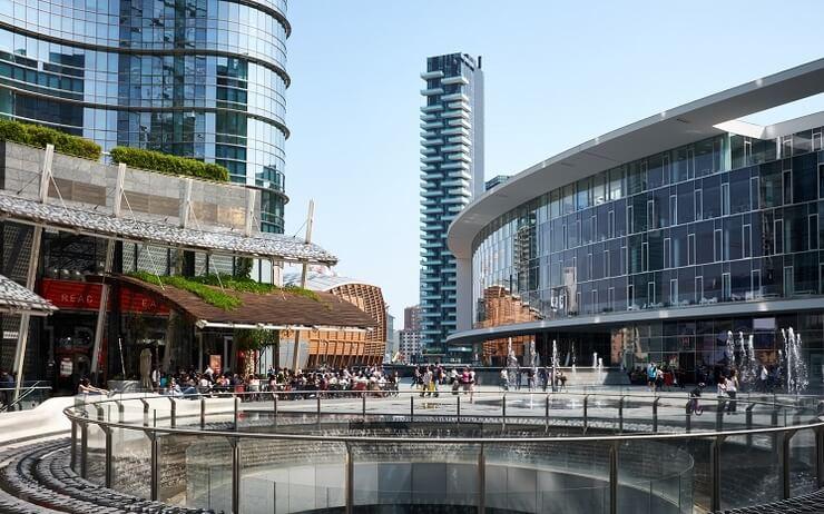 place avec gratteciels modernes et une fontaine