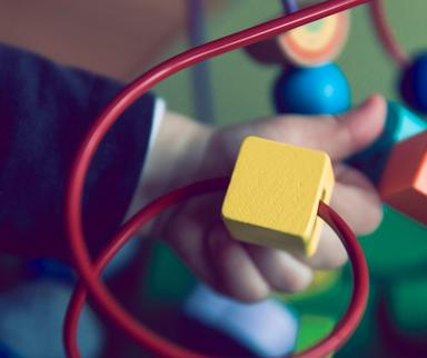 En enfant joue dans une crèche de Londres