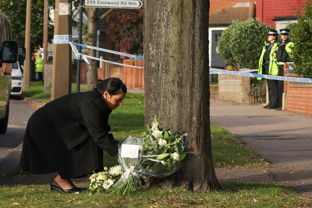 Priti Patel dépose des fleurs pour rendre hommage à David Amess