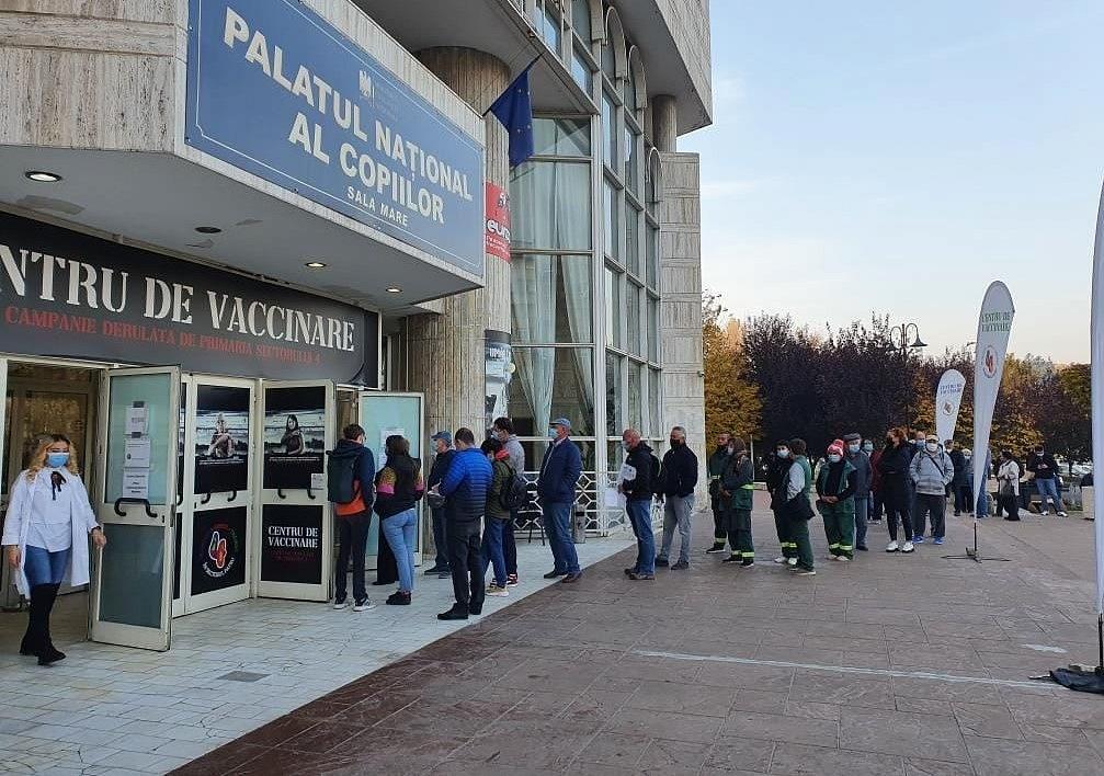 people_queue_vaccination_marathon_bucharest_-_photo_ro_vaccinare_on_fb