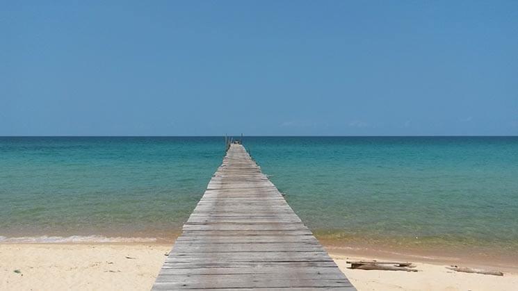 ponton face à la mer Koh rong Samleu Cambodge