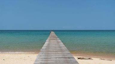 ponton face à la mer Koh rong Samleu Cambodge