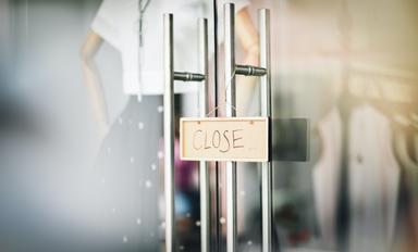 une porte de restaurant fermée