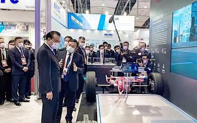 premier ministre chinois à une exposition