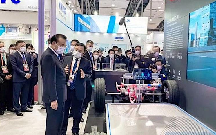 premier ministre chinois à une exposition