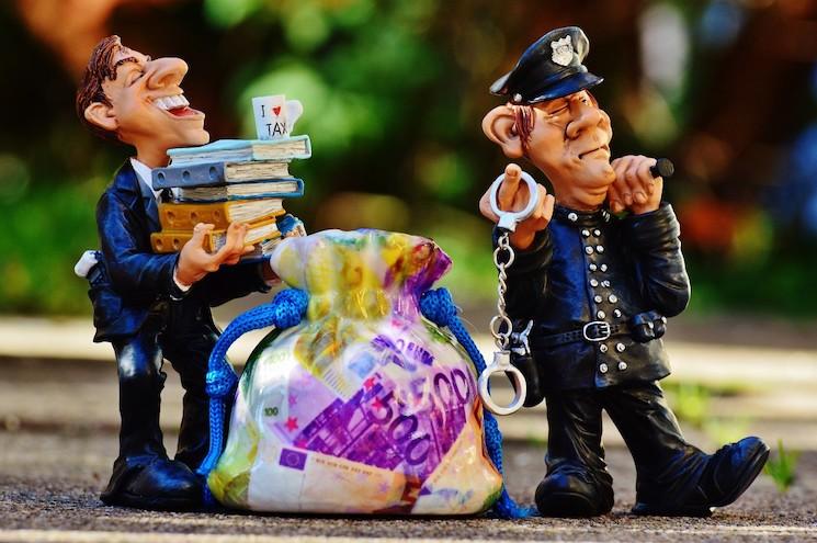 Figurines caricaturales dénonçant l'évasion fiscale