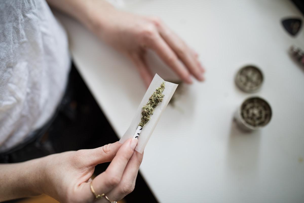 Une femme roulant un joint de cannabis