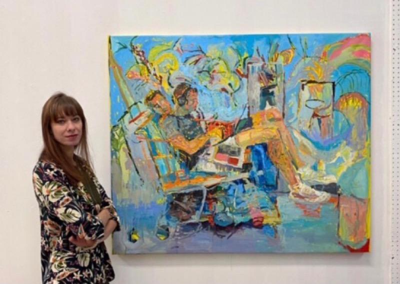 L’artiste Anne-Sophie Plume devant une de ses oeuvres