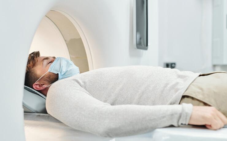 homme qui passe au scanner