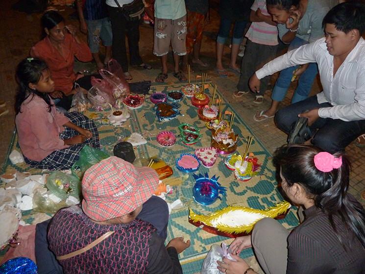 Des cambodgiens confectionnent et vendent des pratips pendant la fête des eaux 2