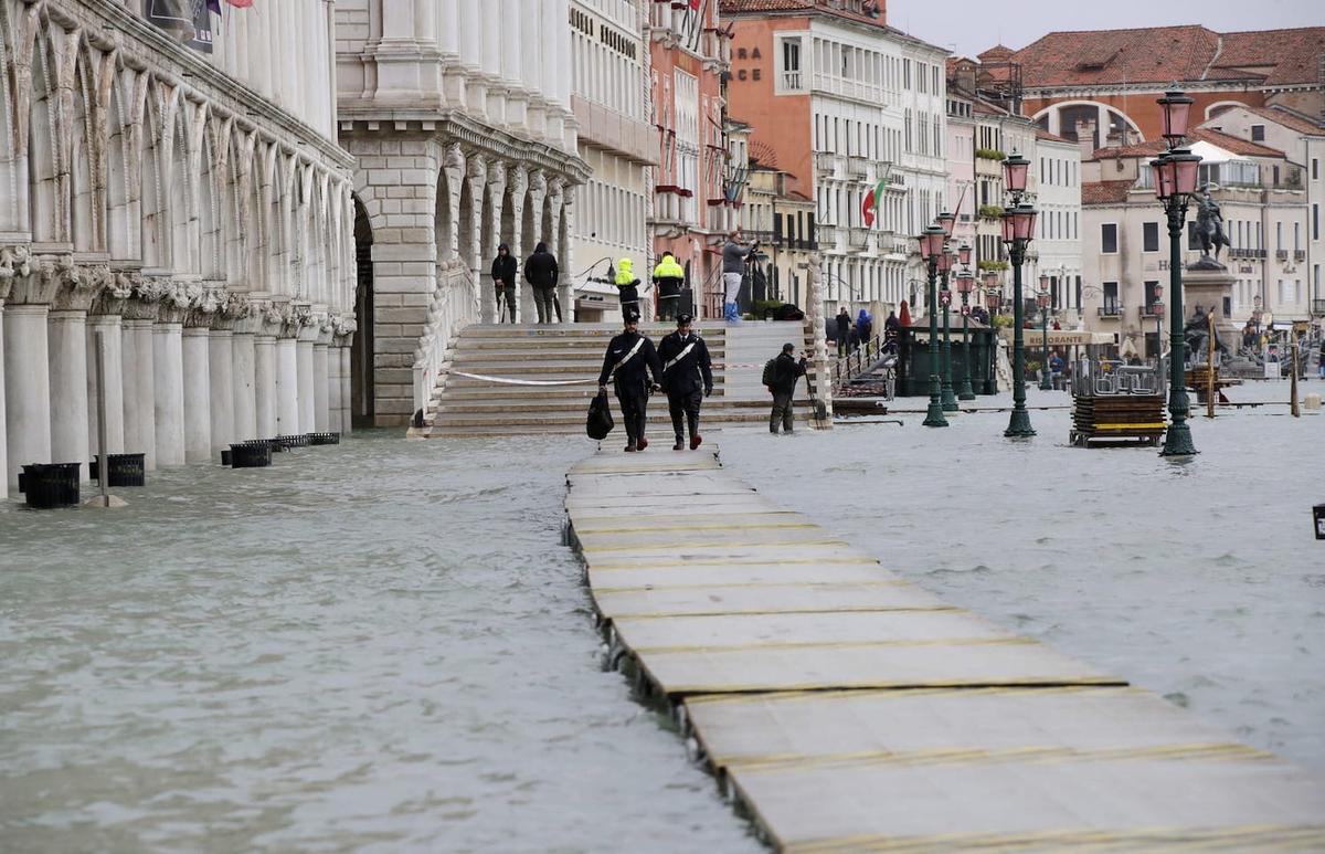 Des policiers à Venise pendant l'acqua alta