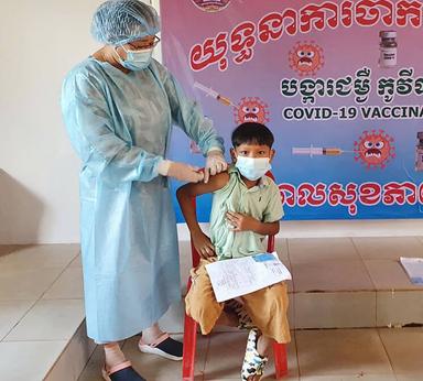 Enfant cambodgien se fait vacciné