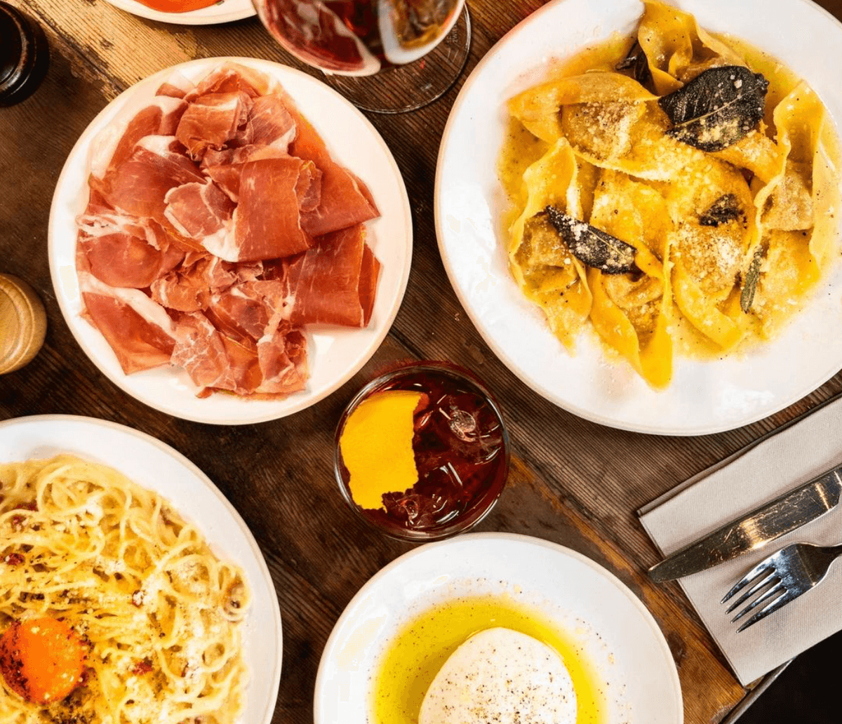 Des pâtes fraîches, du vin et du jambon de parme chez Flour & Grape