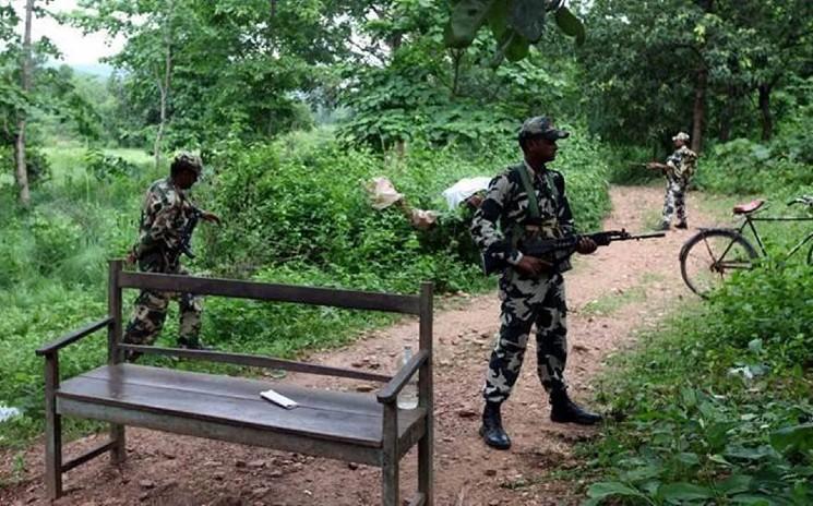 des militaires indiens patrouillant dans une forêt