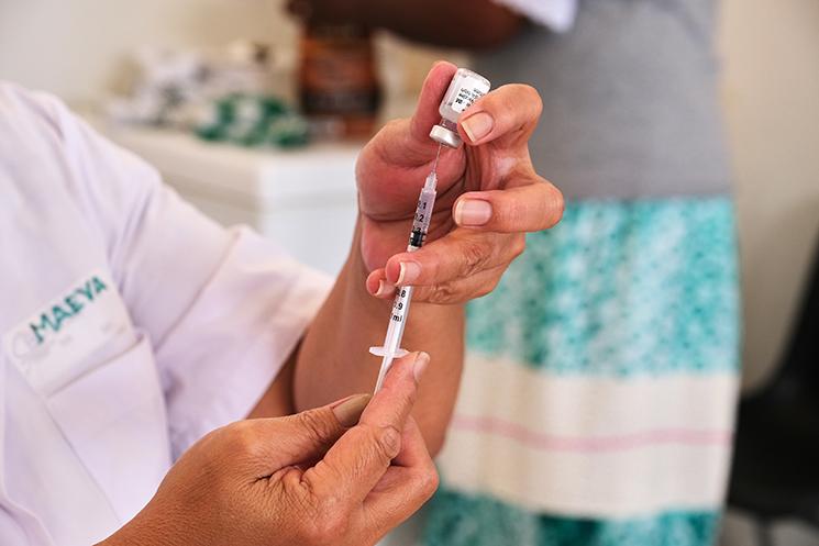 Remplissage de doses de vaccin contre la covid-19 en nouvelle-calédonie