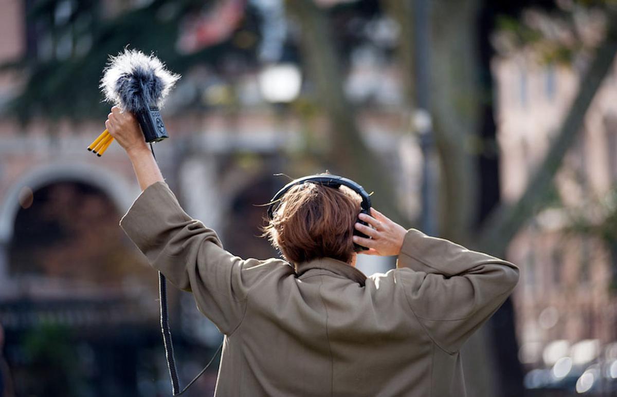 Une personne en train d'enregistrer du son dans la rue
