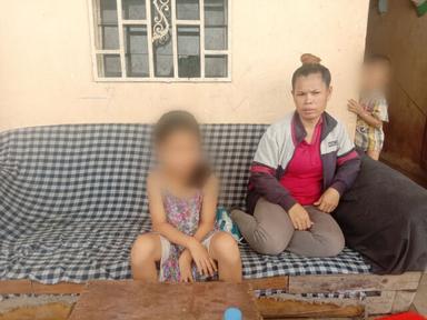 Jeune femme cambodgienne avec ses enfants