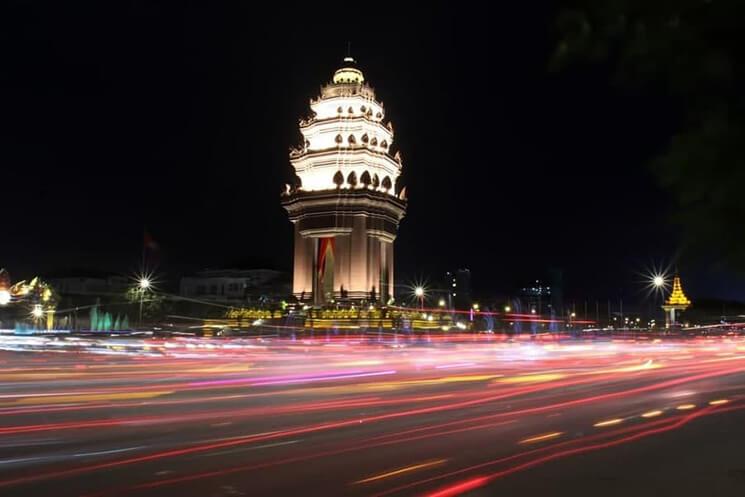 Monument de l'indépendance à Phnom Penh la nuit 2