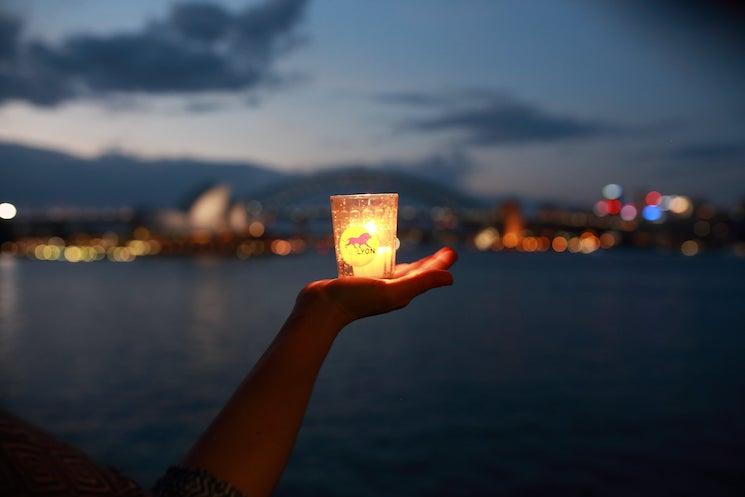 bougies sur une main à lyon pour la fête des lumières