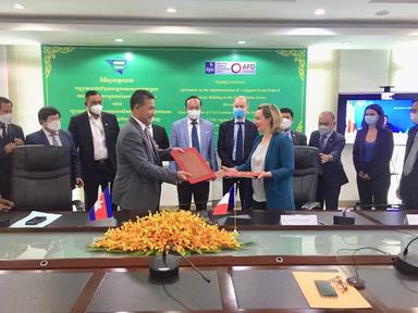 Dr. Mao Havannall, Ministre du State Secretariat of Civil Aviation et Ophélie Bourhis, directrice de l’AFD au Cambodge. Photo fournie