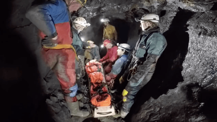Sauvetage dans la grotte