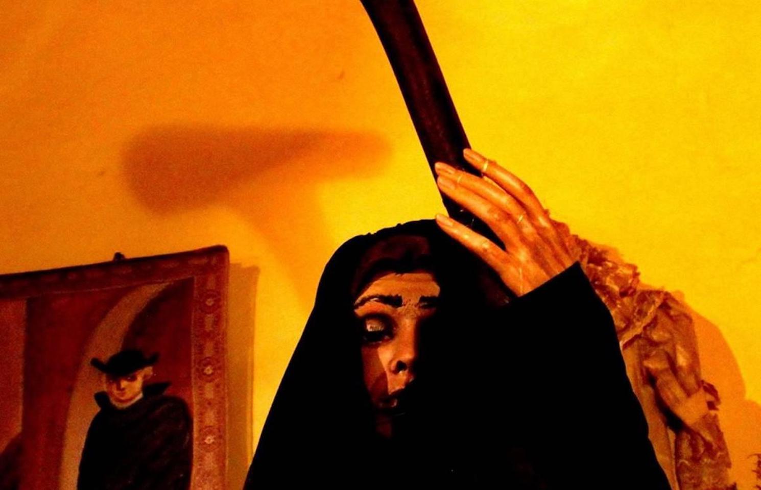 Une femme soulevant un bâton