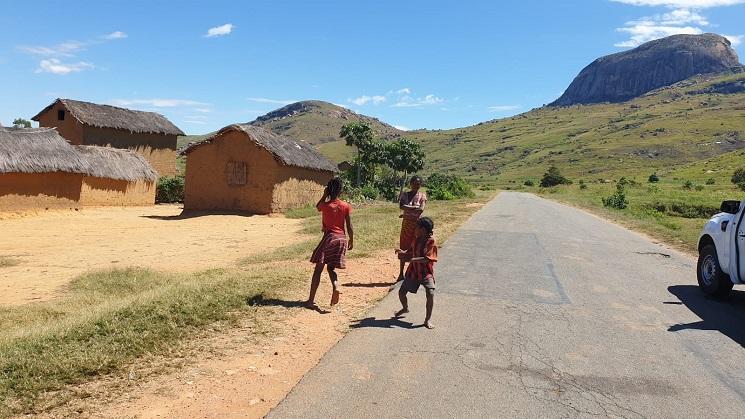 Une vue sur un village de Madagascar et des habitants
