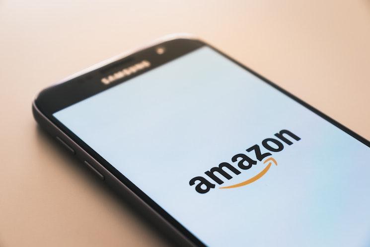 Un téléphone avec le logo Amazon sur l'écran