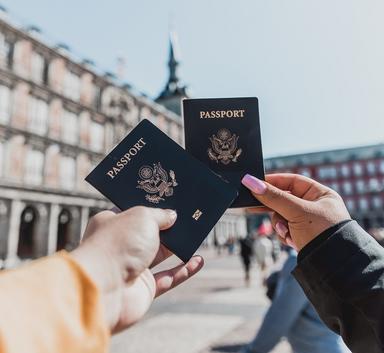 deux personnes montrent leur passeport, sur la plaza mayor à Madrid