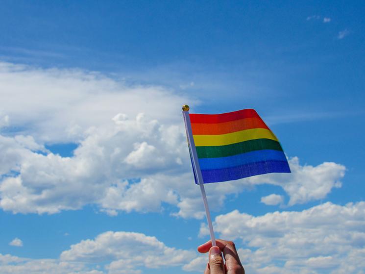 drapeau LGBT sur fond de ciel bleu