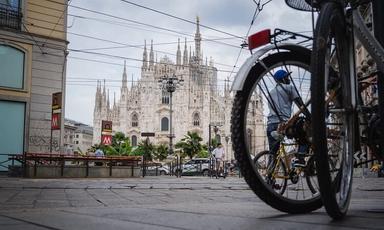 cathédrale en marbre de milan duomo de milan et la roue d'un vélo