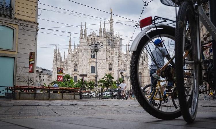 cathédrale en marbre de milan duomo de milan et la roue d'un vélo