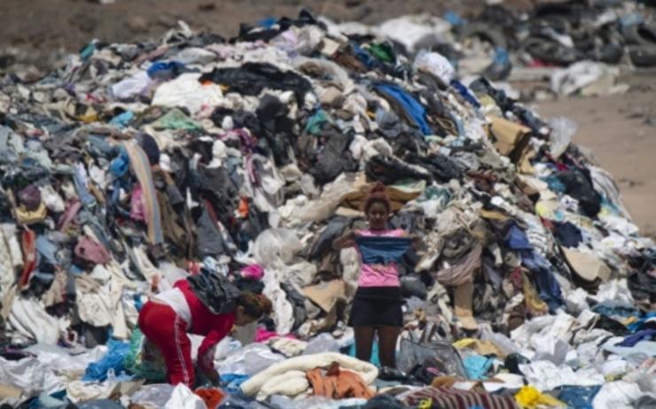 montagnes de déchets désert Atacama Chili