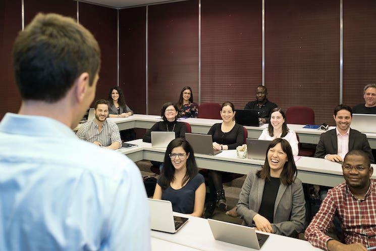 Salle de classe avec professeur