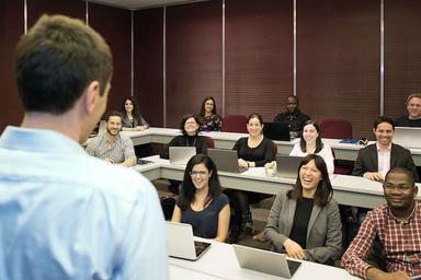 Salle de classe avec professeur