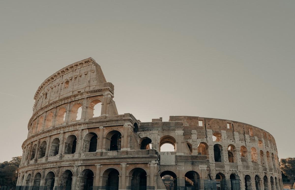 Une photo prise en face du Colisée à Rome