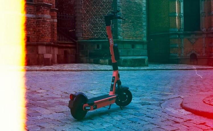 une trottinette électrique stationnée