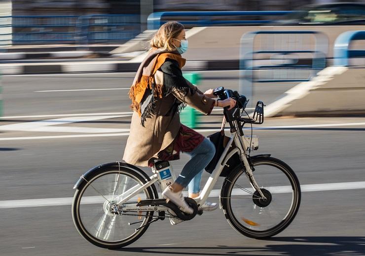 une femme sur un vélo électrique à Madrid