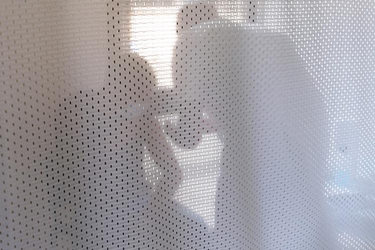 Un médecin vaccine un patient derrière un rideau en nouvelle calédonie