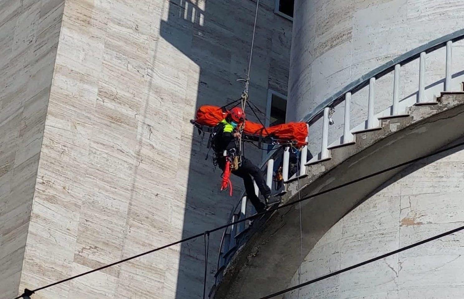Un pompier descendant un cadavre