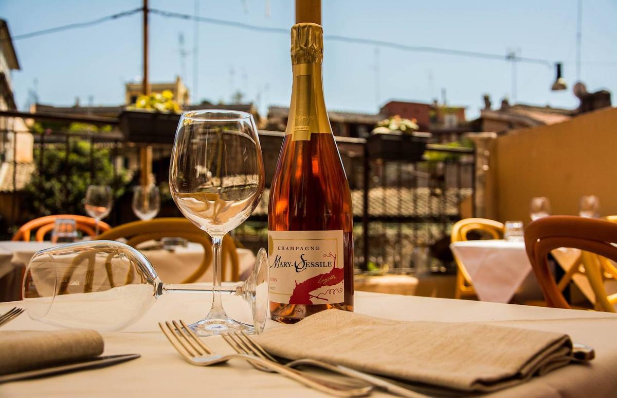 Une table du restaurant VII Coorte à Rome