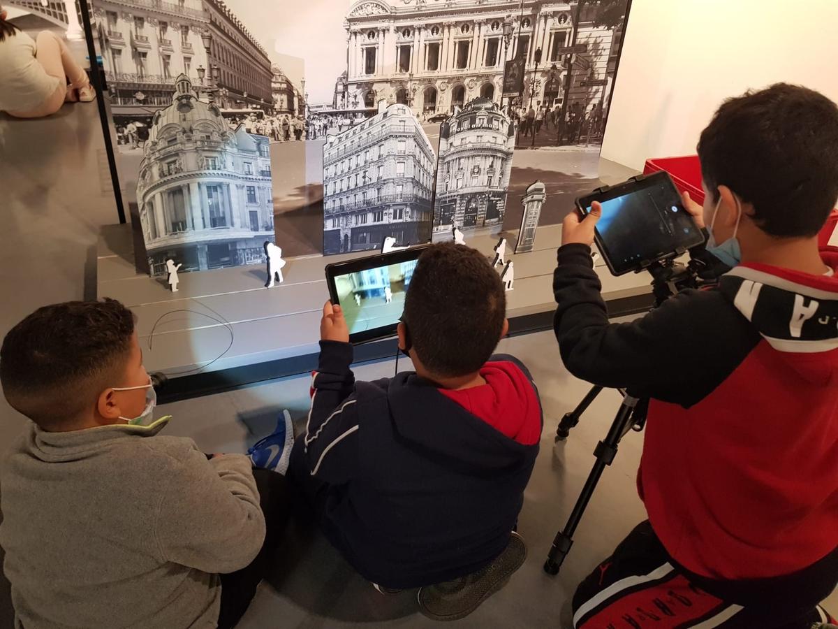 Des enfants jouent devant leur écran