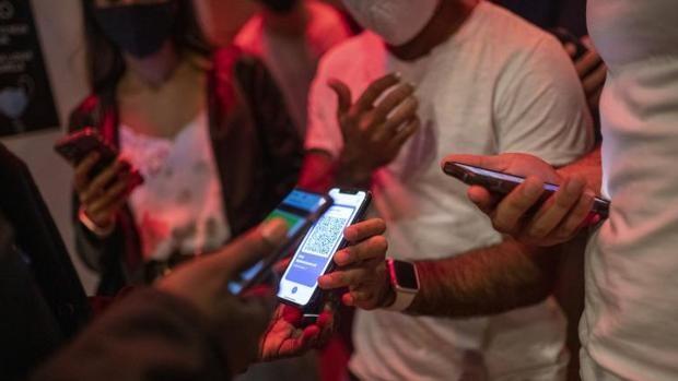 Une personne montre un code QR pour pénétrer dans une discothèque- EP (@abc_es)