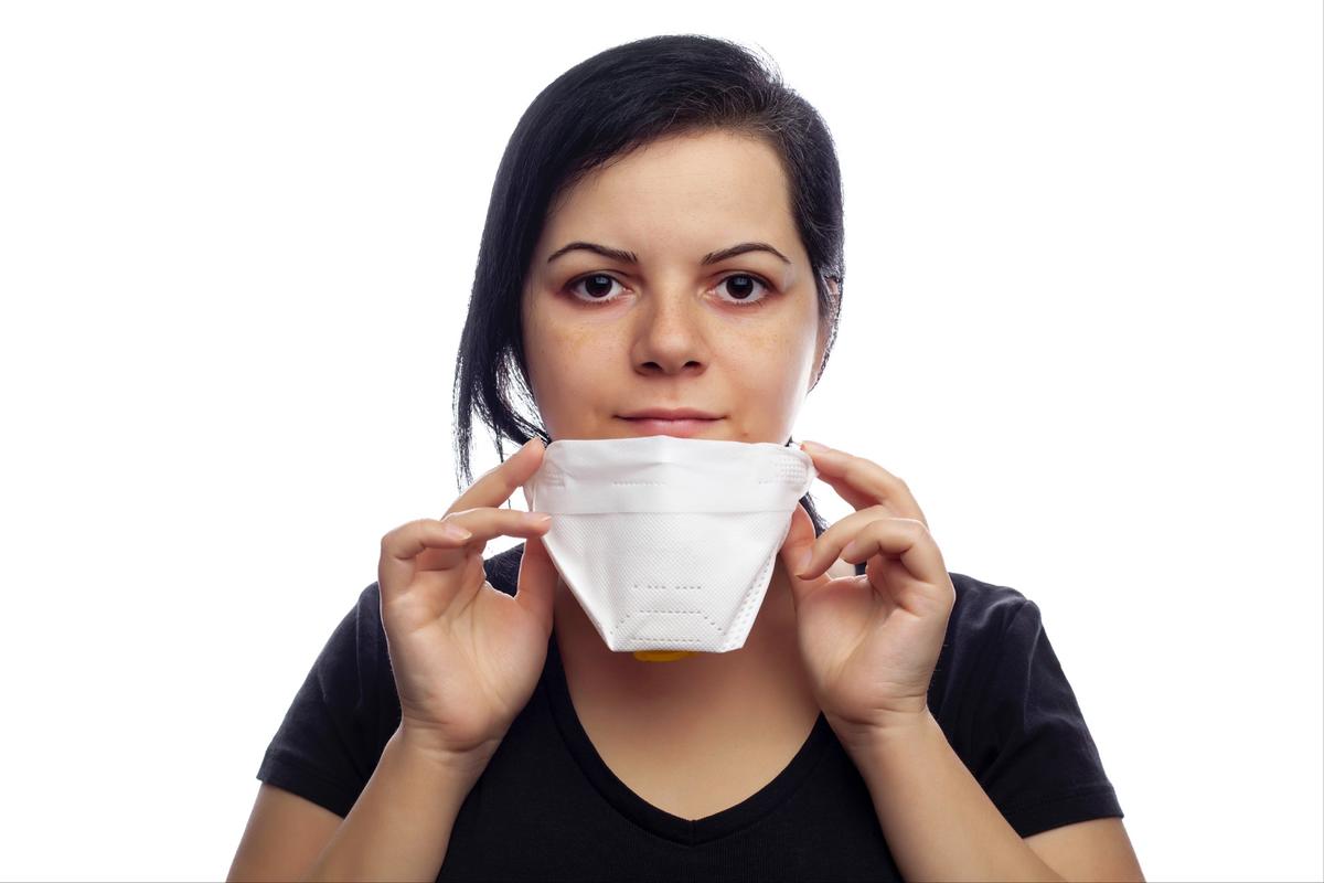 Fille andalouse mettant son masque anti Covid